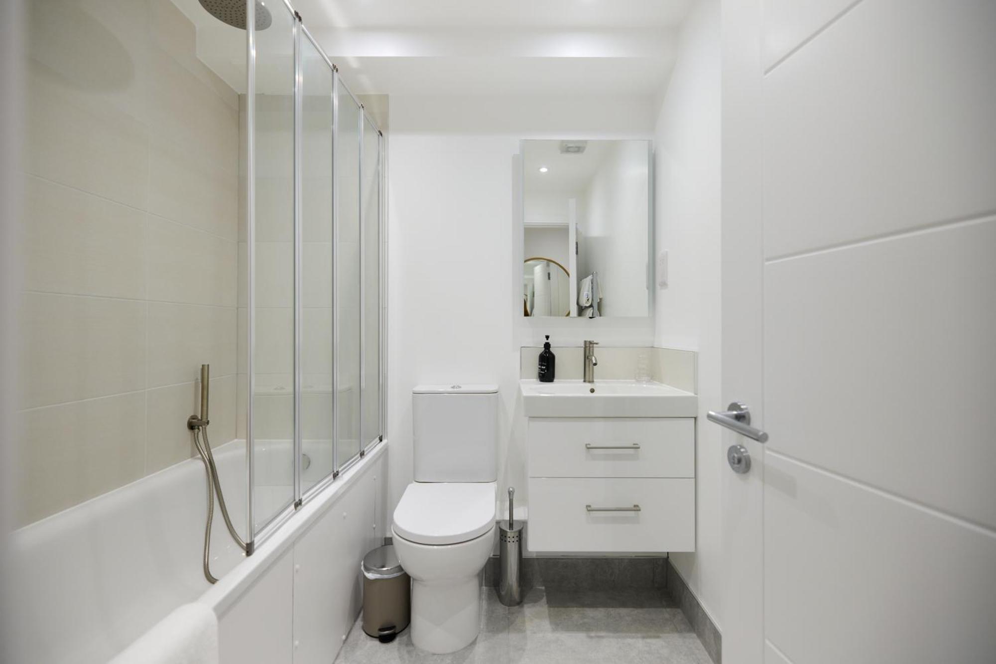 The Melbray Gem - 2bdr With Courtyard Londra